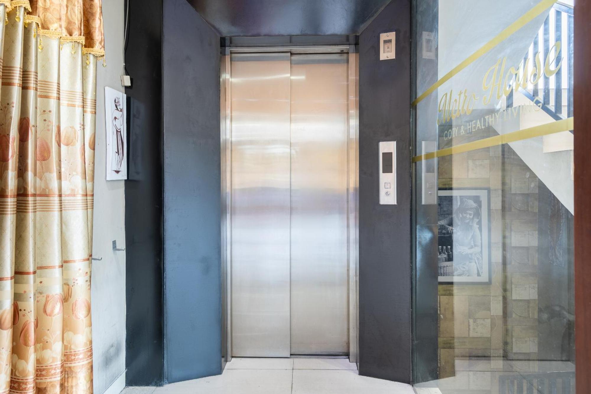 Super Oyo Flagship 91863 Metro House Hotel สุราบายา ภายนอก รูปภาพ